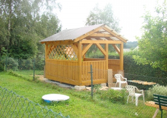 dřevěná pergola a zahradní domek.JPG