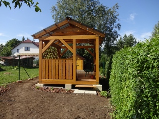 dřevěná pergola a zahradní domek