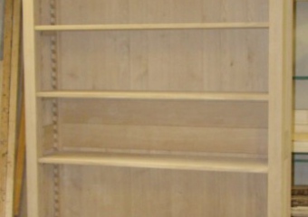 dřevěná knihovna.jpg