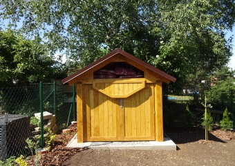 dřevěná pergola a zahradní domek.JPG