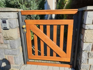 dřevěná branka k plotu
