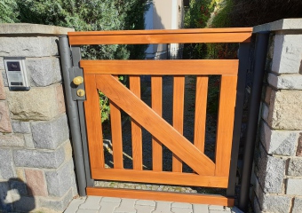 dřevěná branka k plotu.jpg