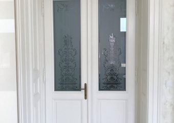 interiérové dveře s pískovaným sklem.jpg