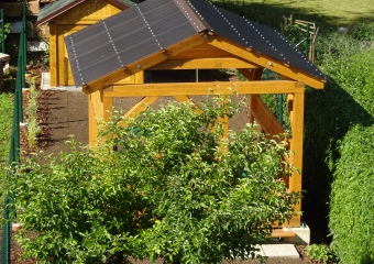 dřevěná pergola a zahradní domek.JPG